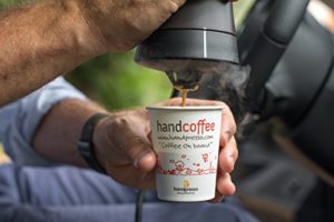 Die kleine Koffeinspritze - mobile Kaffeemaschine in Benutzung